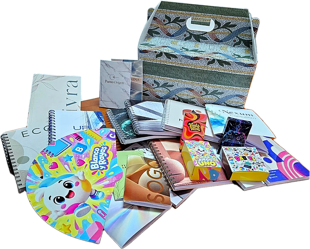 Kit de muestras de Sí Merch: caja con cuadernos, blocks, agendas, mazos de cartas, stickers y abanico